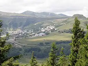 Super-Besse et le puy de Chambourguet à droite.