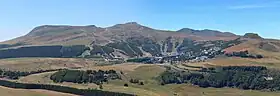 Panorama des monts Dore avec le puy de Champgourdeix à droite.