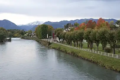 Sur le pont de Nay, vers le Gabizos.