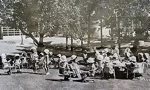 Une classe de plein air.