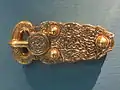 Boucle de ceinture anglo-saxonne en or du trésor de Sutton Hoo, à entrelacs (début VIIe&nbsp;siècle).