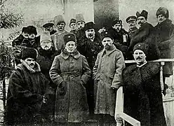 Gouvernement et commandement de l'armée de la RPU à Yaltouchkov, le 7 novembre 1920. De gauche à droite, 1er rang : Ivan Omelianovytch-Pavlenko, Symon Petlioura, Mikhaïlo Omelianovitch-Pavlenko, Gavrilo Bazilskyi, 2e : Andry Livytsky et Oleksandr Salikovskyi ; 3e : Yevhen Arkhipenko, ?, Oleksandr Oudovitchenko, Oleksii Galkin, Oleksandr Zagrodskyi, Pinkhas Krasnyi, Marko Bezroutchko, Andrii Doloud, Petro Lipko, Andriï Houly-Houlenko, Serhiï Timochenko.