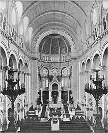 Intérieur de la synagogue de la Victoire à Paris au début du XXe siècle.