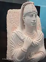 Portrait funéraire d'une dame de Palmyre. Calcaire. IIe ou IIIe&nbsp;sièclee EC.Musée archéologique de Palmyre