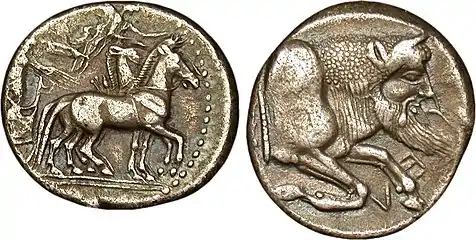 Tétradrachme de la cité de Géla.  480/475-475/470 AC. Avers : bige au pas à droite, conduit par un aurige, tenant les rênes et le kentron ; double ligne d’exergue. Revers : protomé de taureau androcéphale du dieu fleuve Gélas à droite avec la barbe longue et pointue.