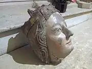 Tête de la Vierge recevresse, statue du XIVe&nbsp;siècle mutilée lors de la révolution française et remplacée en 1802 par la statue visible actuellement dans la Recevresse.