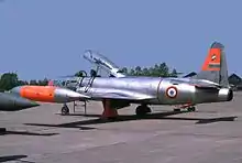 Un T-33 T-Bird français avec l'insigne de l'école de chasse « Christian Martell »