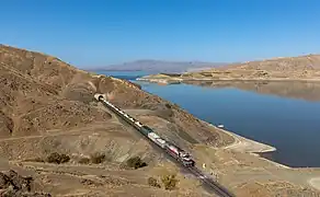 Un train de fret sur la Yolçatı-Tatvan demiryolu&nbsp;(tr), vers la ville de Tatvan et le réservoir de Keban. Il transporte probablement des biens en direction de l'Iran. Octobre 2022.