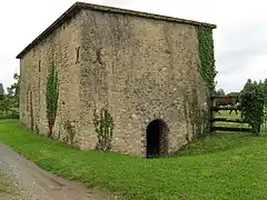 Un four à chanvre parallélépipédique.