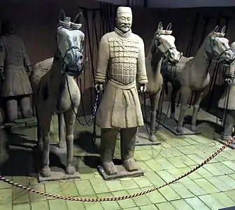 Cavalier chinois et sa monture, armée de terre cuite du mausolée de l'empereur Qin, IIIe&nbsp;siècle&nbsp;av. J.-C.