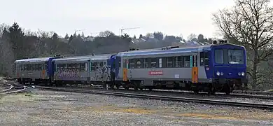 TER Rodez-Toulouse composé des X 2131 en tête et 2119 en queue encadrant une remorque XR 6100, taguée.