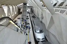 Vue d'un quai de la gare de Lyon-Saint-Exupéry TGV, avec un TGV Paris – Milan.