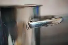 Soudure par point d'une poigné sur une casserole.