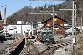 Vue d'ensemble de la gare de Broc-Chocolaterie en arrivant depuis Bulle.