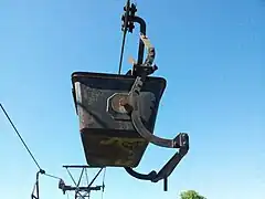 Une benne vue de profil, du côté du système de verrouillage-déverrouillage en position de marche.