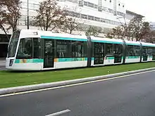 La rame Citadis 402 no 318 entre Balard et Pont du Garigliano.