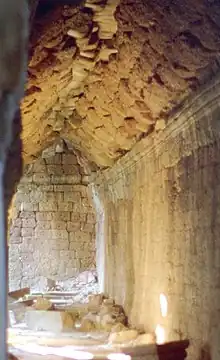 Galerie du temple de Ta Prom à Angkor : voûte en pierres de taille, faite de deux encorbellements symétriquement opposés.