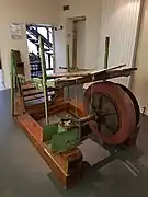 Photographie d'une table d'émouture en bois.