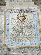 Cadran solaire sur un mur des communs.