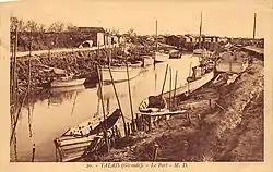 Carte postale du port de Talais vers 1920.