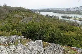 Vue sur une combe et le lac kir