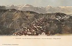 Village de Taourirt Mokrane sur sa crête, au tournant du XXe&nbsp;siècle.