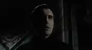 Christopher Lee en Dracula dans un endroit obscur.