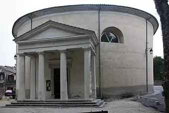 Temple semi-circulaire.