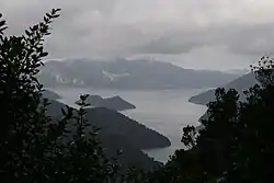 La baie de Tennyson vue depuis le col d'Opouri Saddle, au sud, de la tête vers l'embouchure