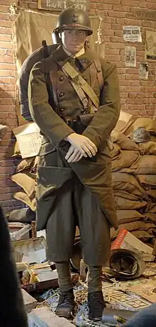 Mannequin, appartenant à la collection Lejeune d'Hirson, portant la tenue originale d'un fantassin du 124ème régiment d'infanterie de mai 1940, régiment commandé par le lieutenant-colonel Emilien Allain (ancien commandant de la place d'Hirson) depuis le 23 août 1939.