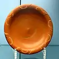 Assiette sigillée du IIe&nbsp;siècle décorée à la barbotine (Oberhessisches Museum, Giessen)