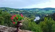 Vue sur la vallée de la Dordogne et le château de Beytout depuis la terrasse du château de Monsec.
