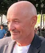 Terry O'Quinn interprète Peter Watts.