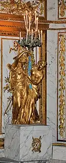 Sculpture de femmes portant un candélabre