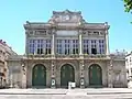 Théâtre municipal dont la façade est classée aux monuments historiques.