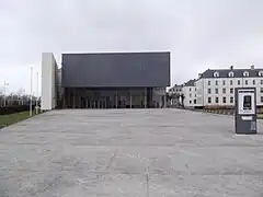 Théâtre du Quartier Libre et son parvis.