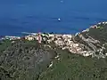 Vue aérienne du village entre mer Méditerranée et massif de l'Esterel.