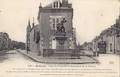 Faubourg Bannier (à droite) au début du XXe&nbsp;siècle, monument commémoratif du combat du 11 octobre 1870.Un tramway électrique circule sur la rue de droite.