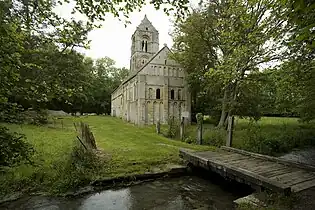 Le site avec le chevet et la façade sud.
