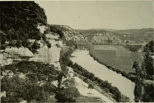 Au début du XXe&nbsp;siècle, la Vézère vue vers le nord depuis l'entrée de la Gorge d'Enfer. Abri du Poisson et abri Lartet au pied de la falaise au premier plan ; on aperçoit une partie du Grand abri au-dessus de l'abri Lartet.