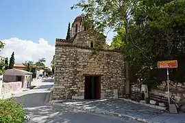 Vue depuis la rue Theorías à l'ouest.