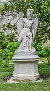 Vue d'une statue représentant un personnage masculin pourvu d'une paire d'ailes.