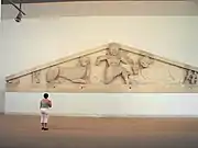 Fronton de la Gorgone. Temple d'Artémis, v.590-580. Corfou, conquise par Corinthe en 733. Calcaire. 22&nbsp;×&nbsp;3,15&nbsp;m. Musée archéologique de Corfou