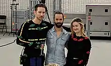 Troy Baker (à gauche), Neil Druckmann (au centre) et Ashley Johnson (à droite) posant à l'occasion d'une séance de motion capture.