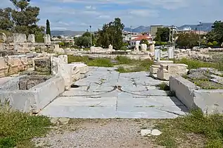 Petit Propylée : traces des gonds et des galets de roulement des portes.