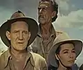 En arrière plan, avec Trevor Howard (à g.) et Juliette Gréco, dans Les Racines du ciel (1958)