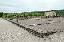 Vue de ruines avec une colonnade à l'arrière-plan.