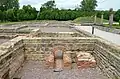 Vue de ruines avec des éléments d'un bain romain.
