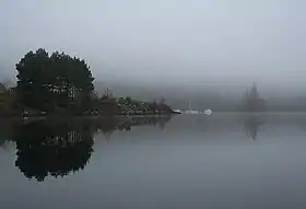 L'île de Cherry Island au milieu du Loch Ness.