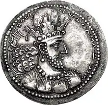 Sur cette pièce de monnaie, le roi perse est représenté avec une couronne de laquelle dépasse la coiffure royale traditionnelle, le korymbos.